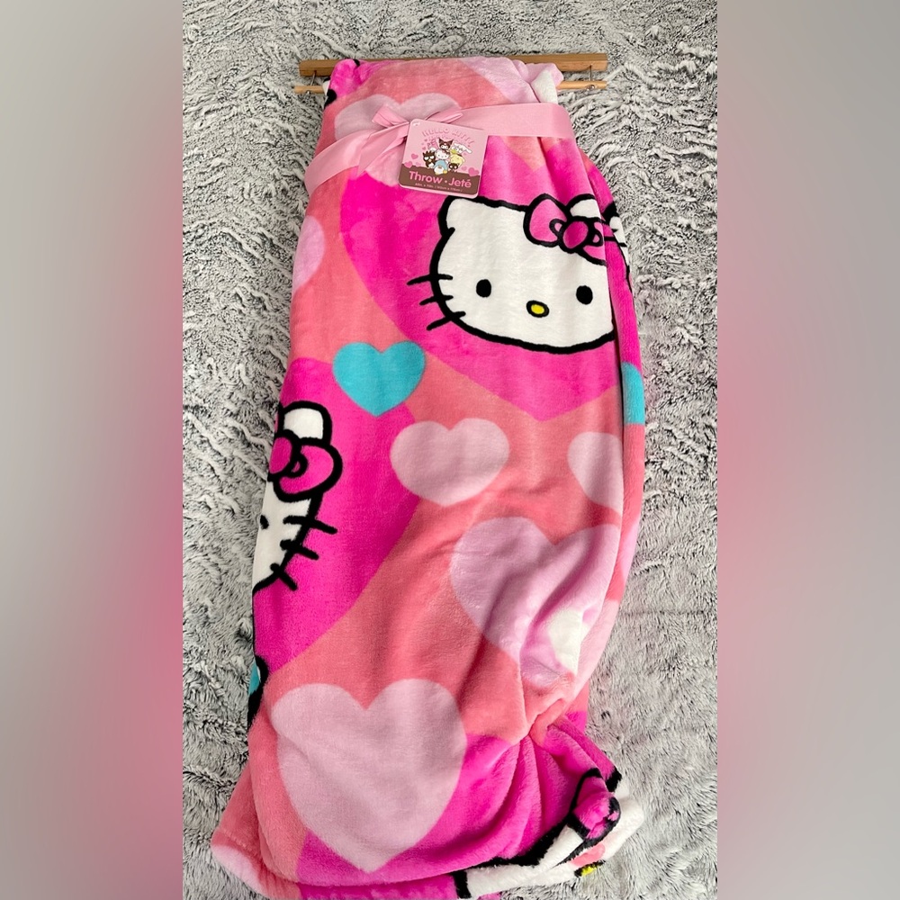 NEW Hello Kitty Heart Throw Blanket